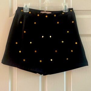 Dressy shorts with cute brass rivets details